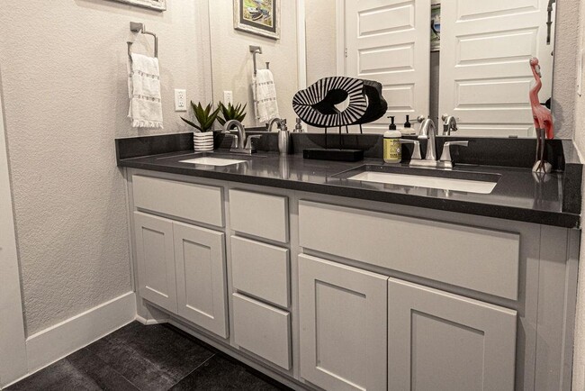 Building Photo - 217 Northcrest Dr