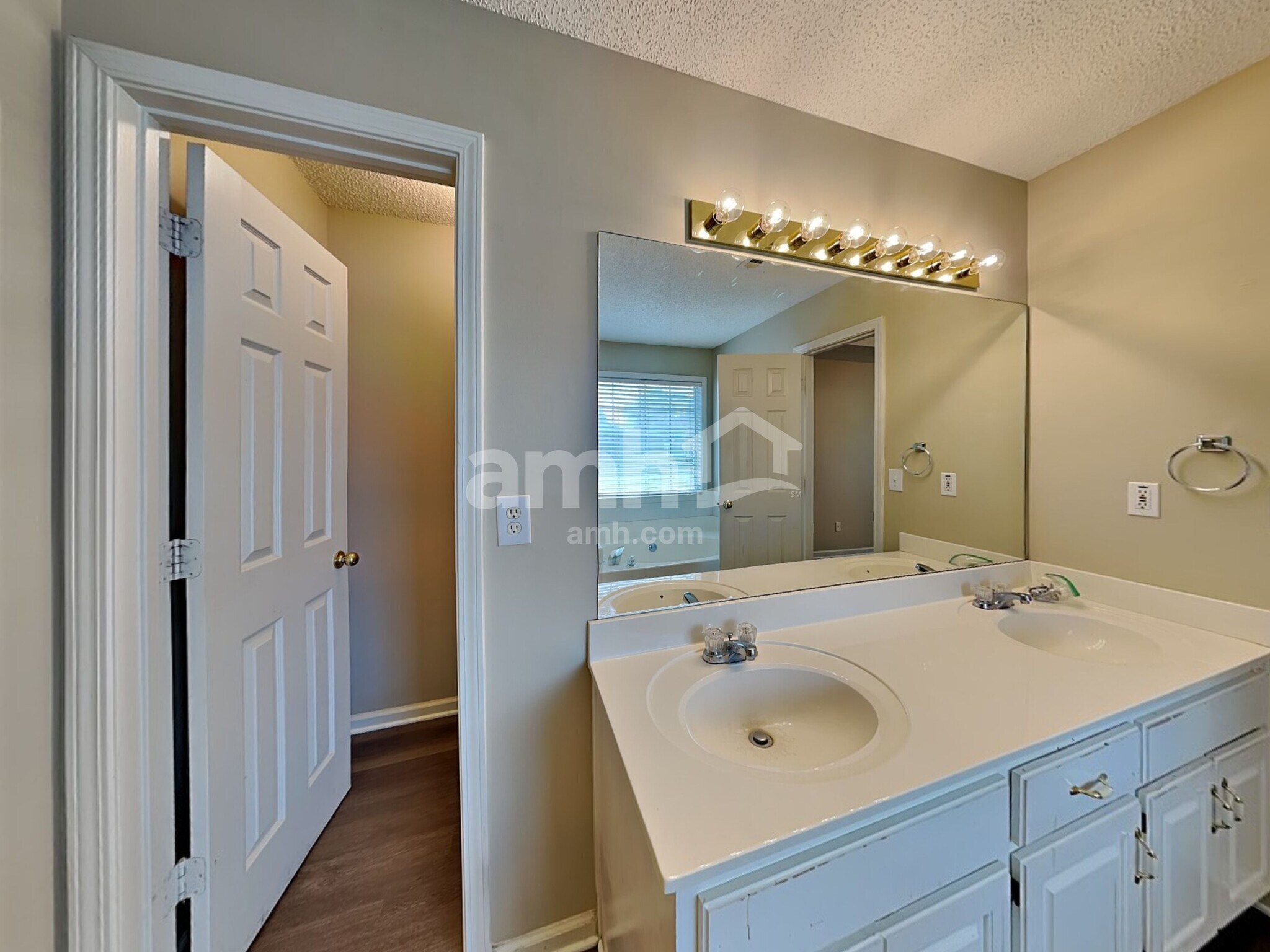 Building Photo - 811 Karie Dr