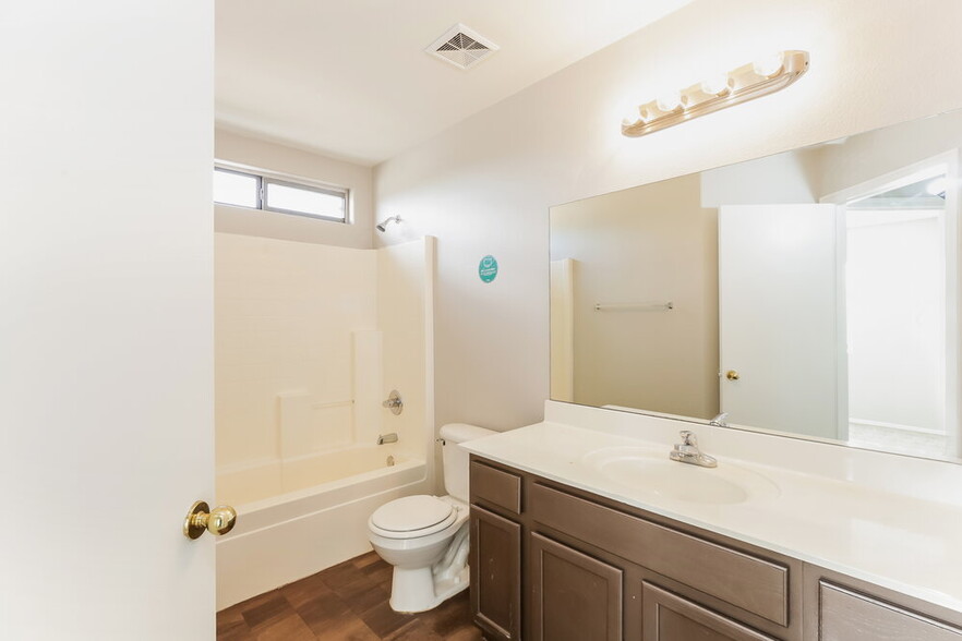 Building Photo - 2210 W St Catherine Ave