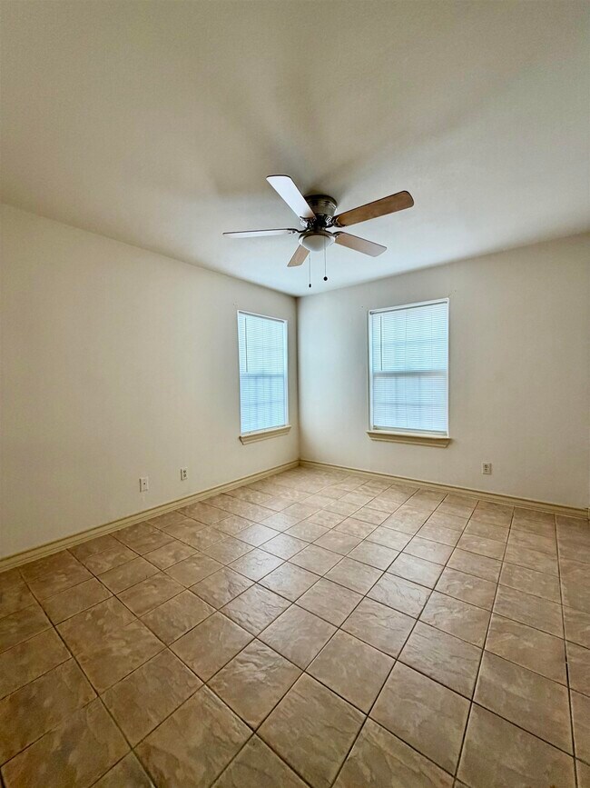 Building Photo - 419 W Eistetter St