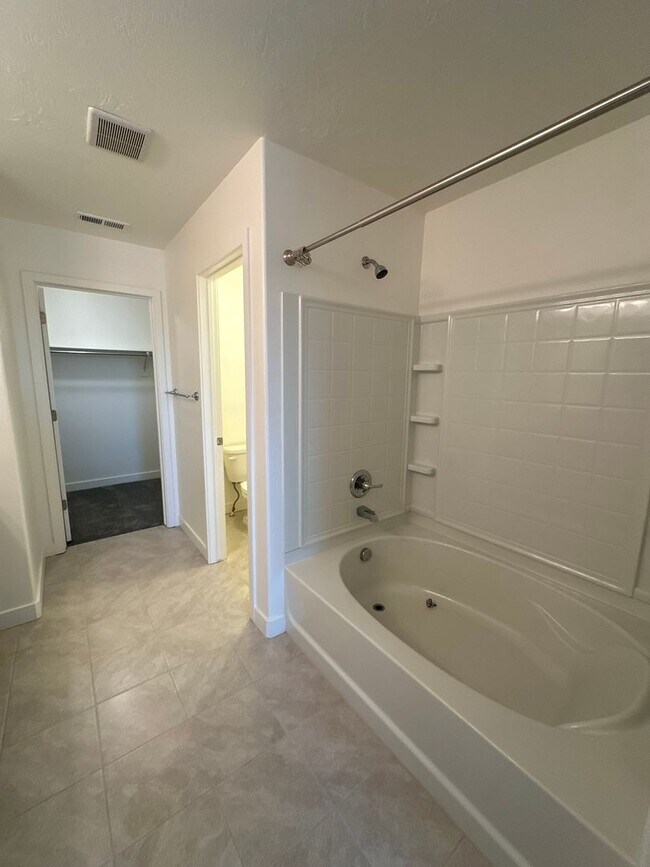 Building Photo - Deposit Moves You In This January! 3 Bed, 2.5 Bath Townhome in West Haven