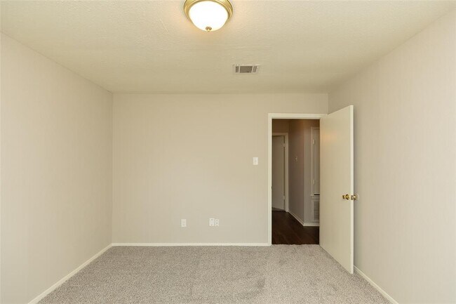 Building Photo - 2555 Halstead Dr