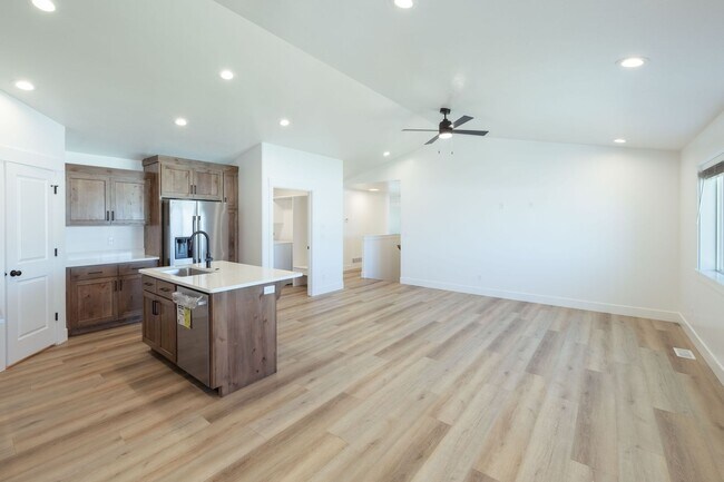 Building Photo - $500 off first month's rent. If rented before the end of AUGUST!!BRAND NEW 5 BED 3 BATH TWIN HOME