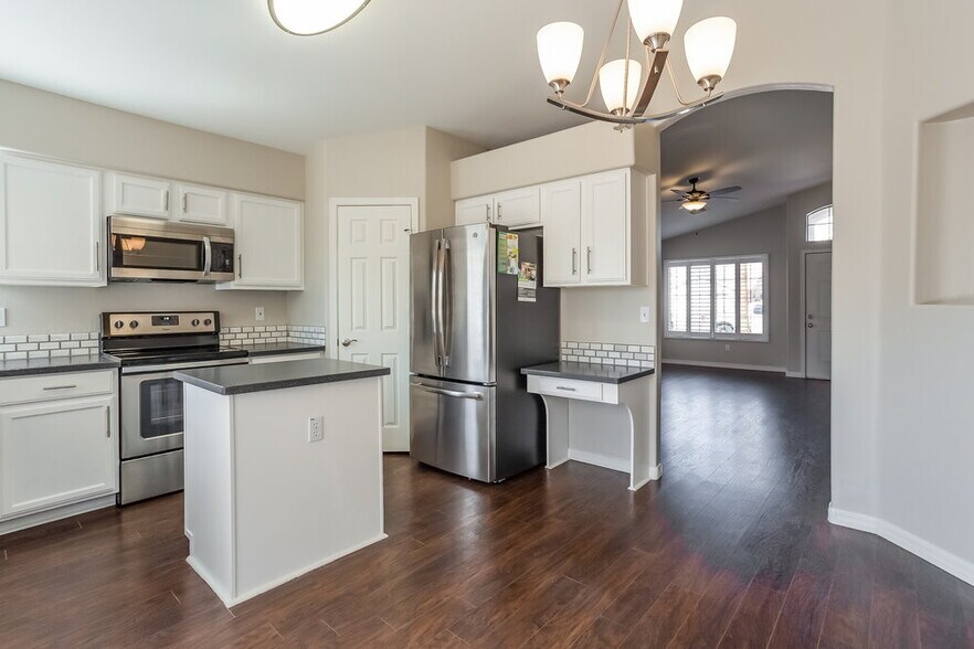 Building Photo - 867 E Morelos St