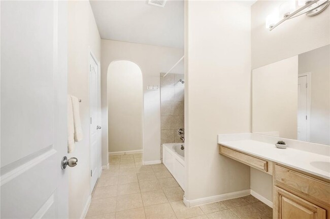 Building Photo - 2205 Independence Dr
