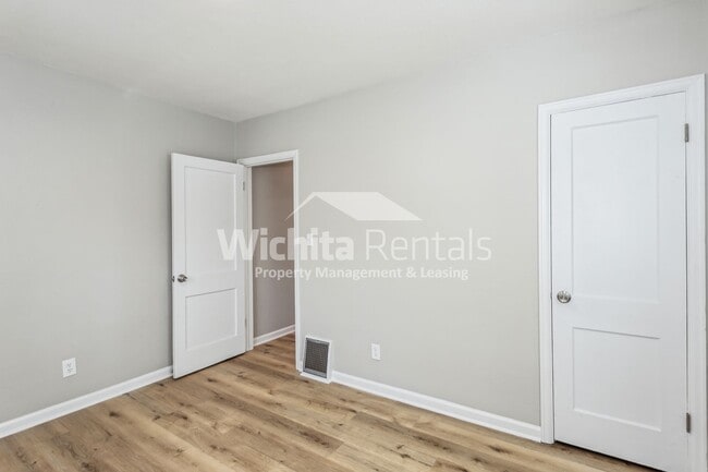 Building Photo - 648 N Glendale St