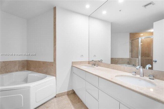 Building Photo - 848 Brickell Key Dr