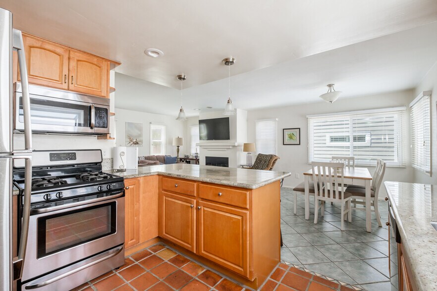 Building Photo - 734 Jersey Ct