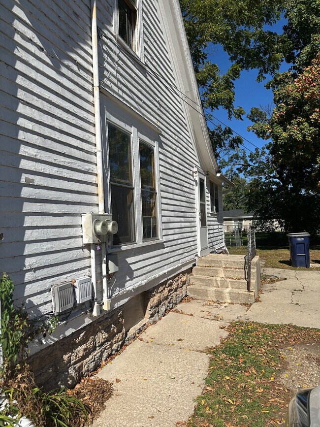 Primary Photo - 803 1/2 Benton Ave. Upper