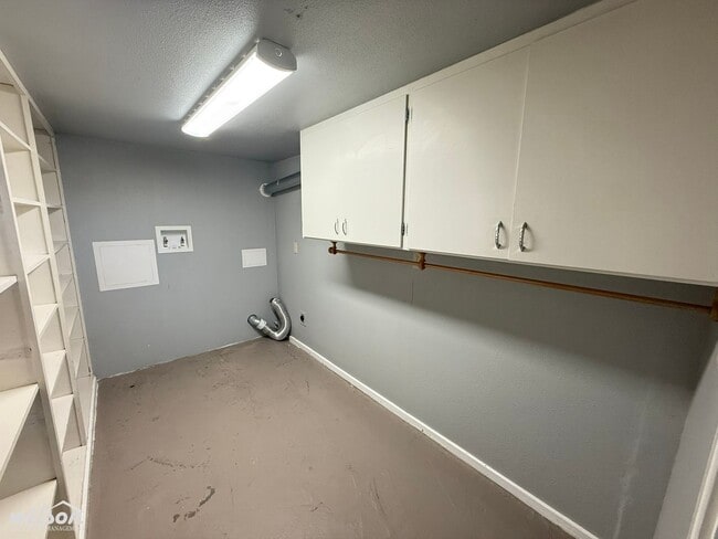 Building Photo - Beautiful 3-Bedroom Stunning Stone Home with Breathtaking Valley Views!