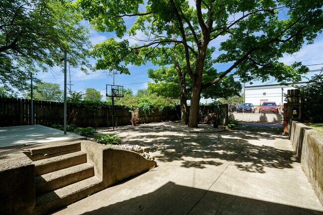 Building Photo - 2935 Glenmore Ave