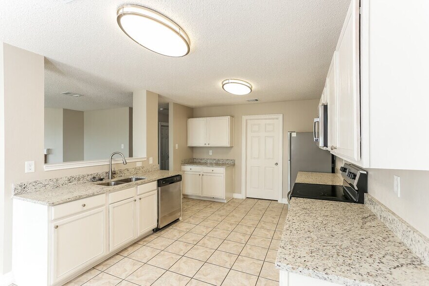 Building Photo - 621 Almandora Dr