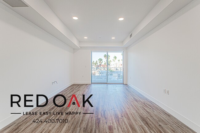 Building Photo - 453 S Kenmore Ave