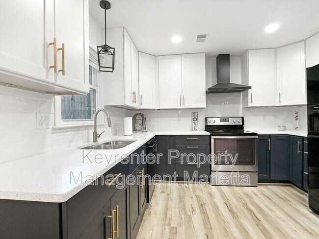 Building Photo - 651 Inglis Dr S E