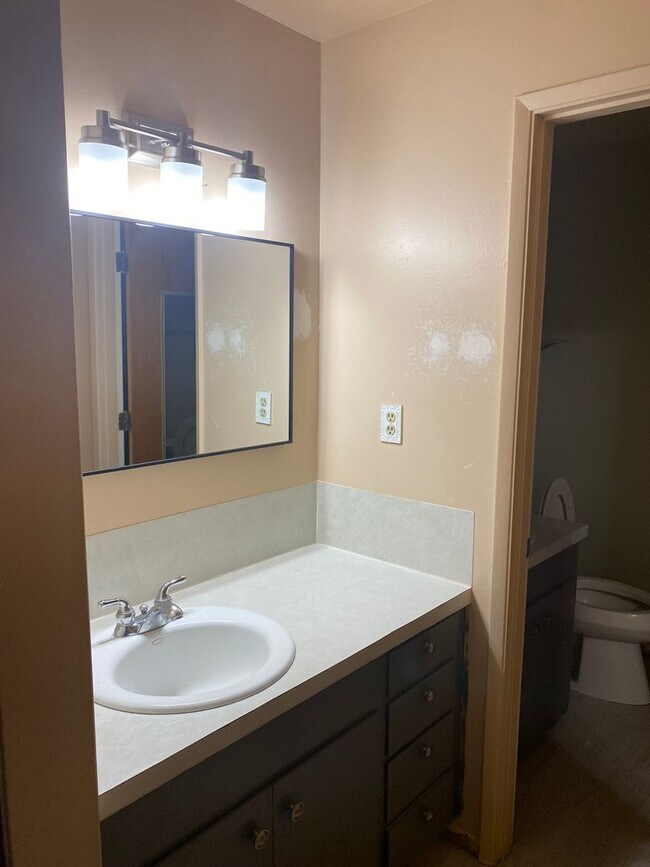 Building Photo - Large 3 bedroom 3 bath home