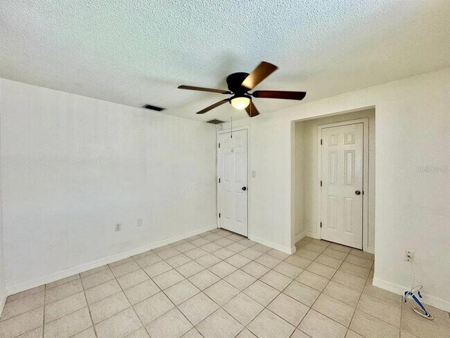 Building Photo - 3131 Roxbury Dr