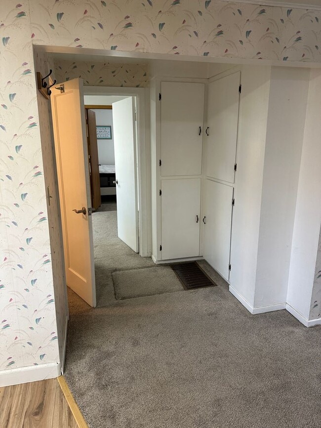 Building Photo - Furnished 2 Bed/1 Bath w/Fenced Yard & Sto...