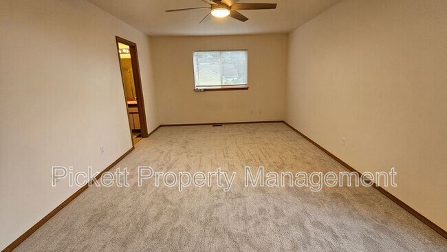 Building Photo - 12220 Ravena Pl NW