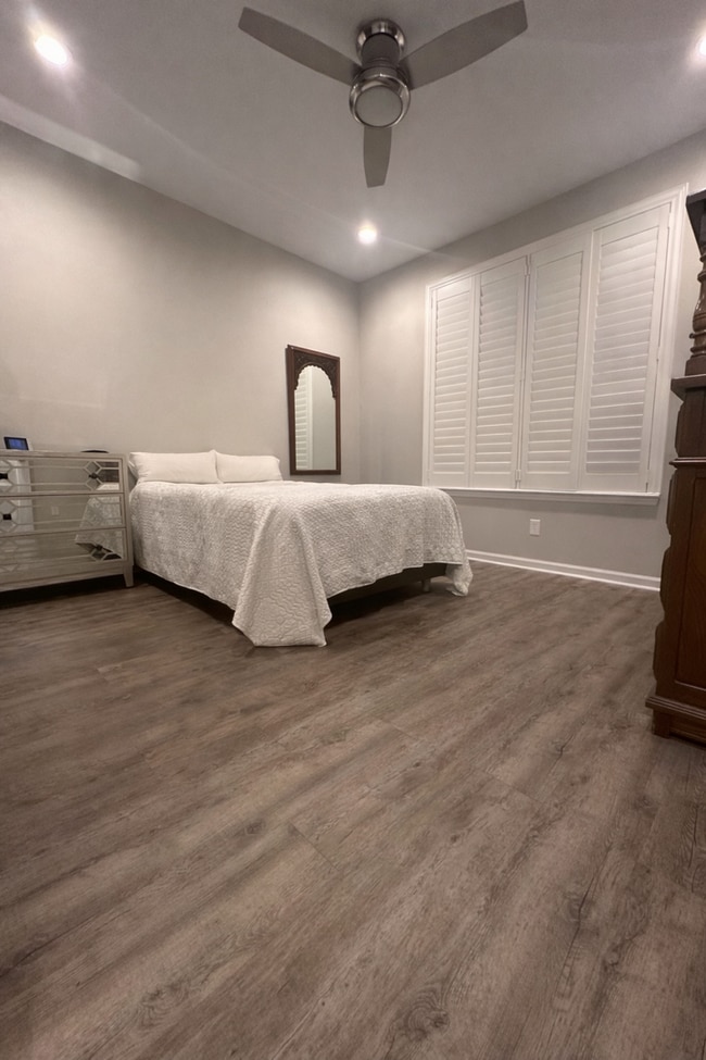 Building Photo - MOVE IN PROMO!!! ONE MONTH FREE --- Beautiful Condo walking distance to Grand Boulevard!