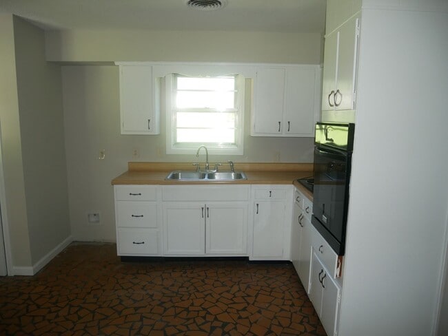 Building Photo - 8367 Dottley Dr