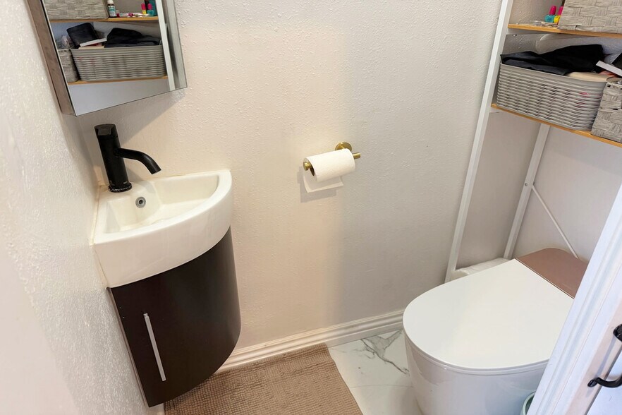 Building Photo - 1245 N Orchard Dr