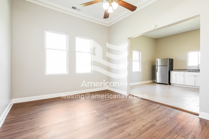 Building Photo - 119 Wellington St