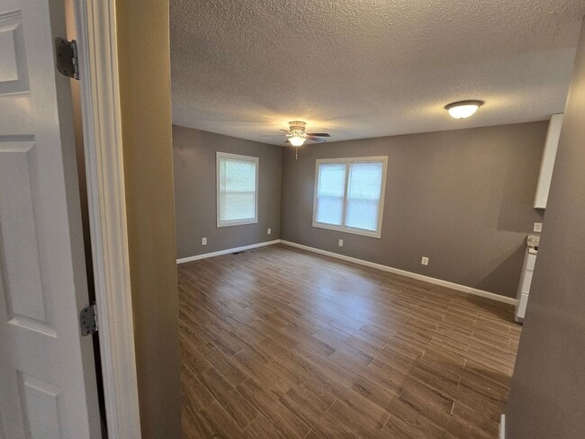 Building Photo - 2 bedroom 1 bath Cute house