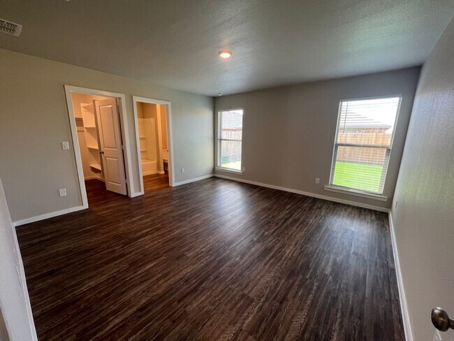 Building Photo - Rare 3 Bedroom In Frenship ISD!