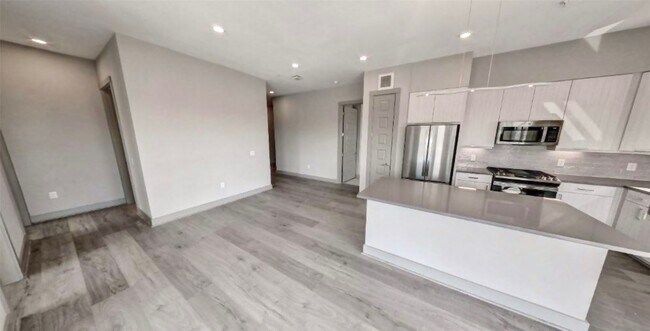 Building Photo - 401 W 25th St