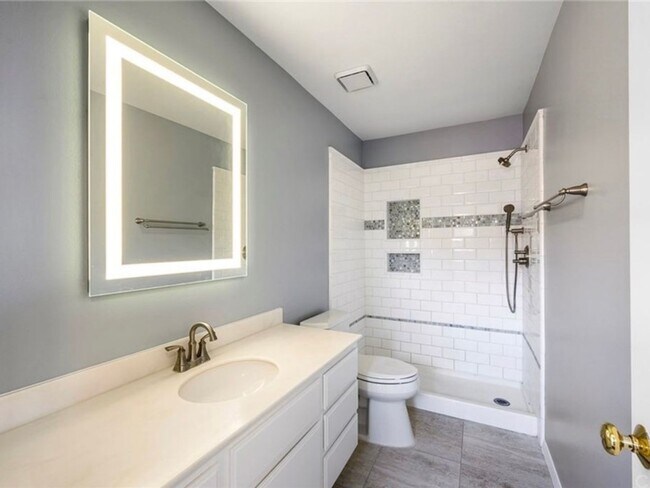 Building Photo - The Perfect Blend of Space, Style & Locati...