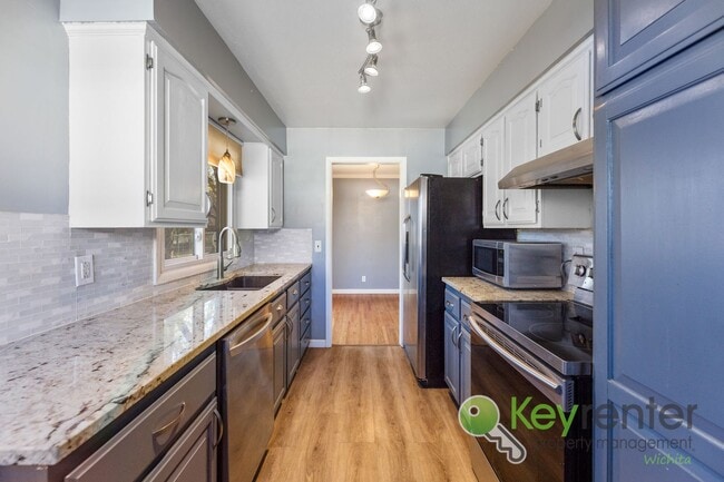 Building Photo - Inviting 3-Bedroom Home with Updated Kitchen & Fenced Backyard – Derby, KS