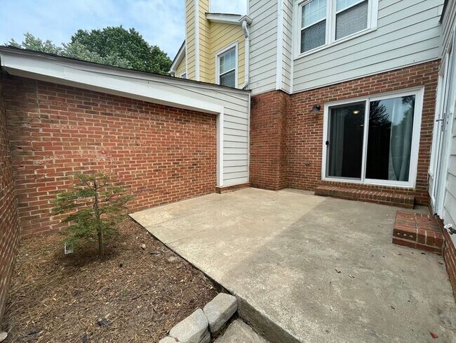 Building Photo - Beautiful 3-bedroom, 2.5 bath townhome in the highly desirable Governors Square subdivision.