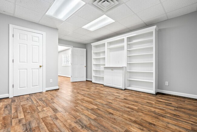 Building Photo - 1902 Hillbrook Cir