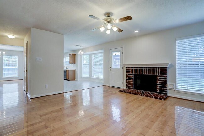 Building Photo - 2426 Linwood Dr