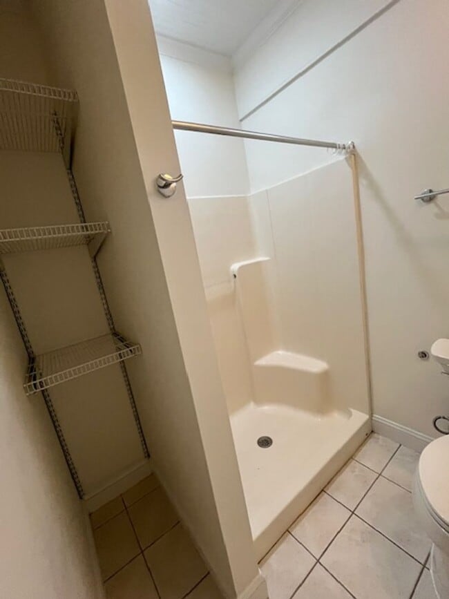 Building Photo - Newly-RENOVATED 2/1 House in a prime location!