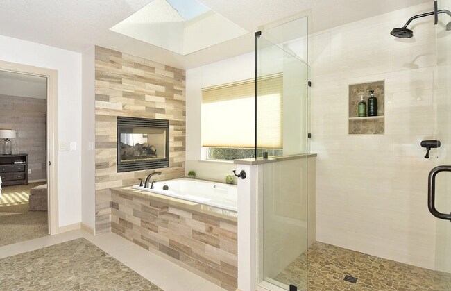 Building Photo - Spacious Single Family Home