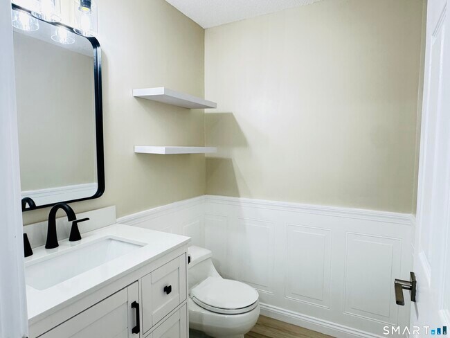 Building Photo - 2 Highland Square