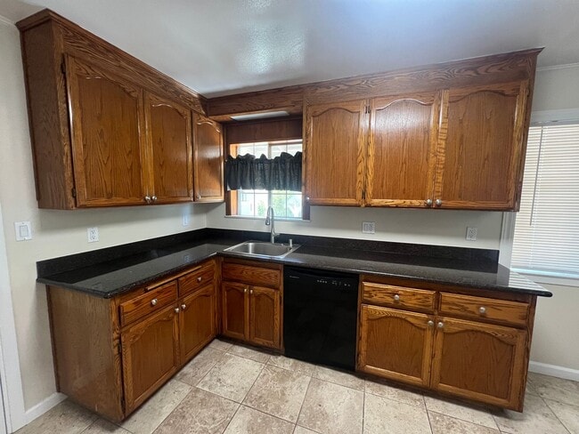 Building Photo - 3 bedrooms, 2 full bathrooms near CV high! Available now!