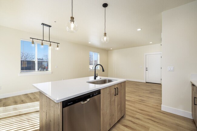 Building Photo - Nearly Brand Bew 3+2 apartment with parking!
