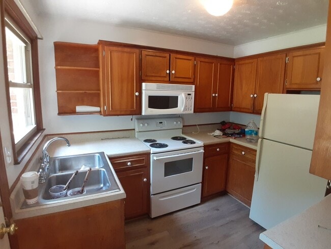 Building Photo - Radford, 2 BR / 1 BA, Available