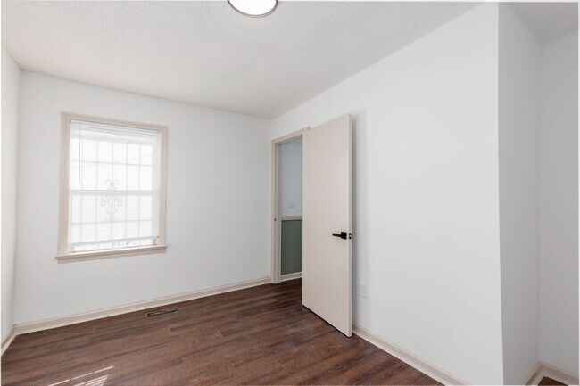 Building Photo - 3 Bedroom, 2 Bath in North Pratt