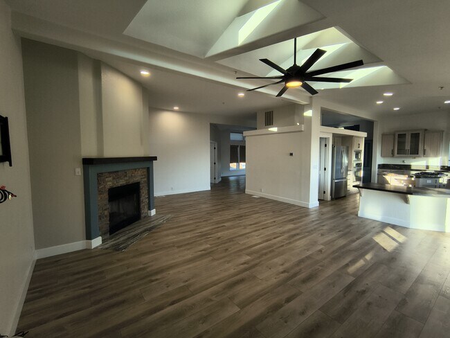 Building Photo - 2828 La Cresta Rd
