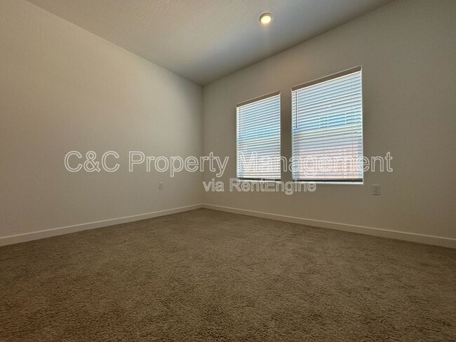 Building Photo - 1024 Deerhorn Dr W