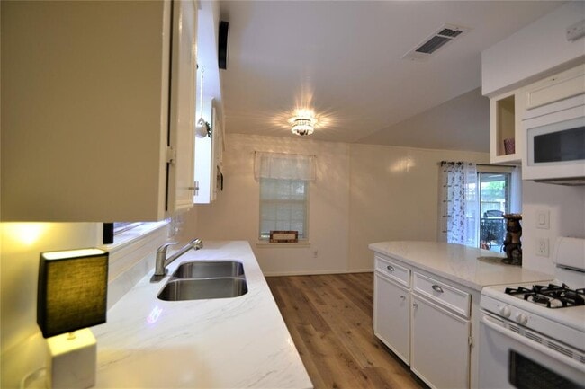 Building Photo - 5422 Kingfisher Dr