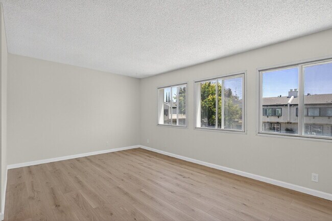 Building Photo - Spacious Condo in Santa Clara - Easy Commute!