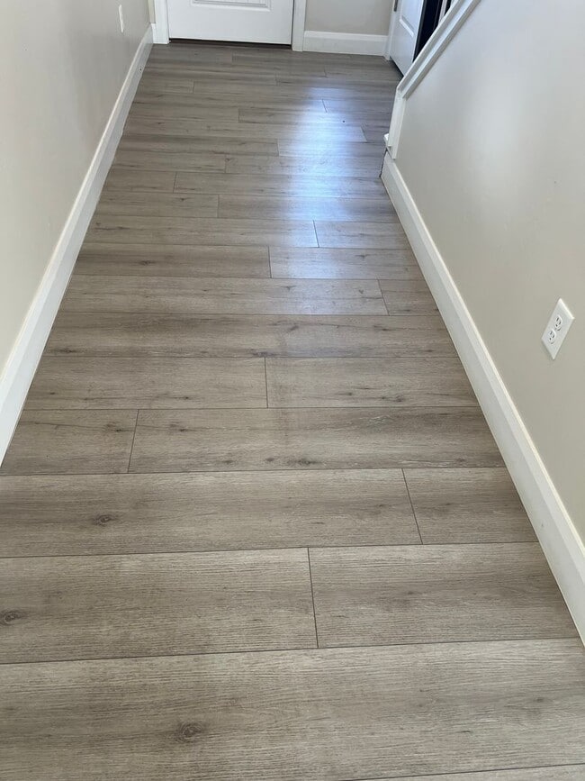 Building Photo - Beautiful Modern Townhome