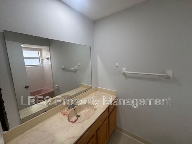 Building Photo - 1031 Columbia Ave