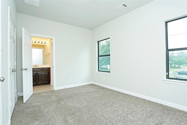 Building Photo - 990 Grenshaw St