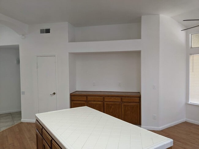 Building Photo - NW home offering plenty of amenities, clos...