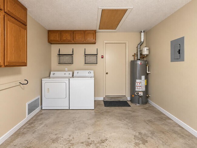 Building Photo - 3022 Blue Pine Ln